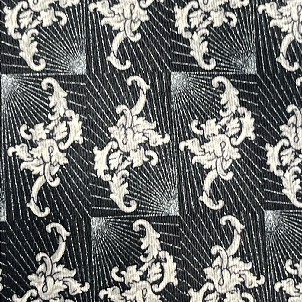 Versace Men's Tie.
Dual pattern and gorgeous black/gray/white. - Picture 7 of 8